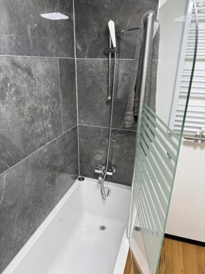 Family Apartment, Balcony, Garden View | Bathroom