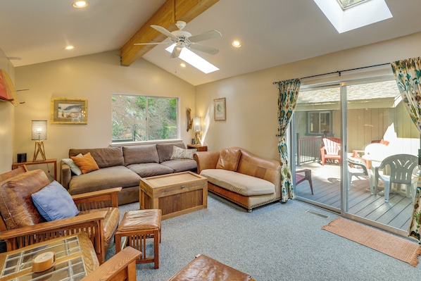 TV, DVD player, books, video library - Near Beaches & Boat Launches! Lake Almanor Getaway (Lake Almanor)
