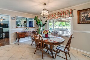 Dining - 'Hillbilly Paradise' Near Casino & Fort Campbell (Oak Grove)