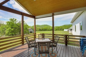 Outdoor dining - Sunset Soaks & Family Fun: Rural Tennessee Retreat (Bethpage)