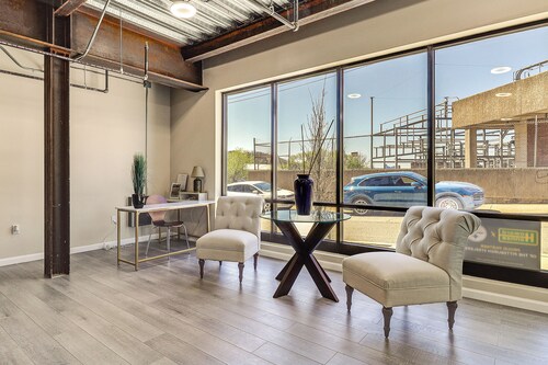 Explore the City! Walkable Lawrenceville Condo