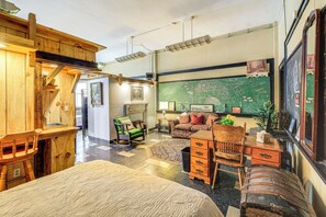 2 bedrooms, desk, Internet, bed sheets