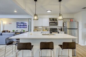 Fridge, microwave, stovetop, dishwasher - Private Outdoor Oasis: Group Escape in San Antonio (San Antonio)