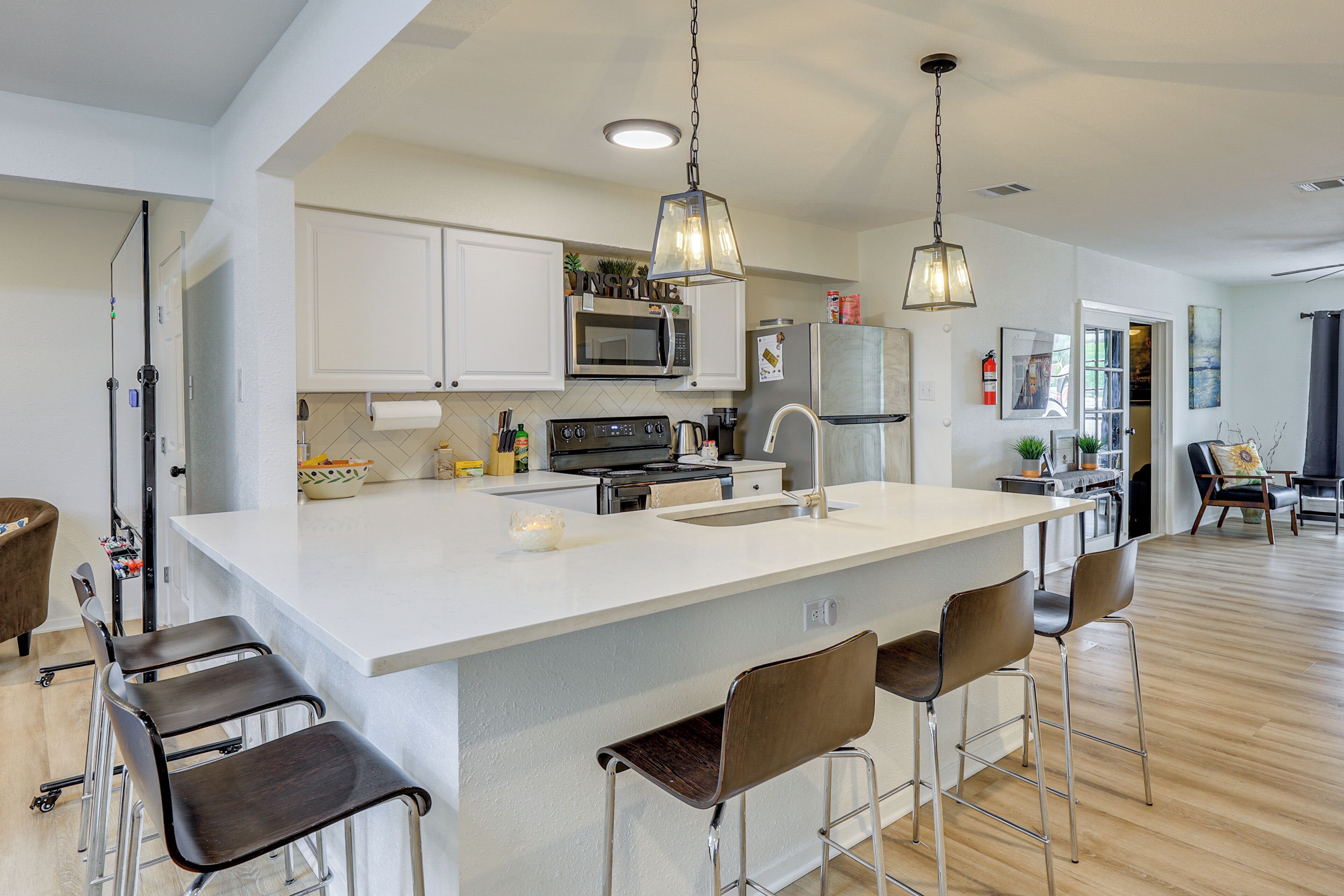 Fridge, microwave, stovetop, dishwasher