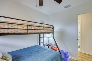 4 bedrooms, desk, iron/ironing board, internet
