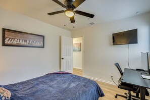 4 habitaciones, escritorio, tabla de planchar con plancha y internet 
