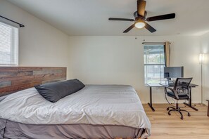 4 slaapkamers, een bureau, een strijkplank/strijkijzer, internet
