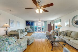 Living area - Walk to Garden City Pier & Beach! Group Getaway (Murrells Inlet)