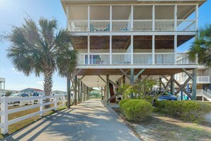 A multi-story building with a covered walkway, palm trees, and a white fence. - Walk to Garden City Pier & Beach! Group Getaway (Murrells Inlet)