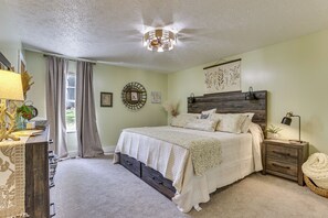 2 bedrooms, iron/ironing board, Internet, bed sheets - 'Be Still in the Hills' Laurelville Home, Hot Tub (Laurelville)