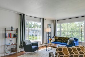 Living area - Anchorage Group Getaway! Close to Chugach Trails (Anchorage)