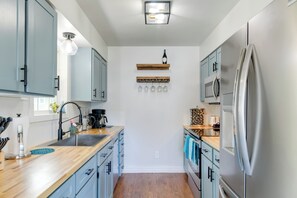 Private kitchen - Anchorage Group Getaway! Close to Chugach Trails (Anchorage)