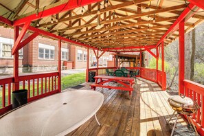 Outdoor dining - Direct Trail Access! ATV Riding Home Base in Gary (Gary)