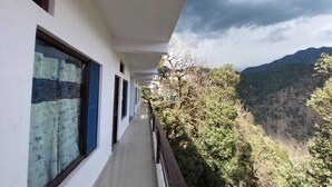 A balcony with a view of a mountainous landscape. - Sarvaheet Yoga And Retreats (Ukhimath)