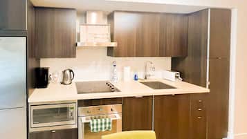 Signature Suite, 1 Queen Bed, Non Smoking, Private Bathroom | Private kitchen
