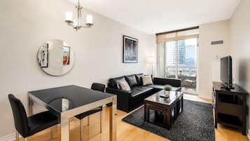 Luxury Suite, Multiple Beds, Non Smoking, Balcony | Living area