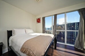 Signature Suite | Iron/ironing board, free WiFi, bed sheets