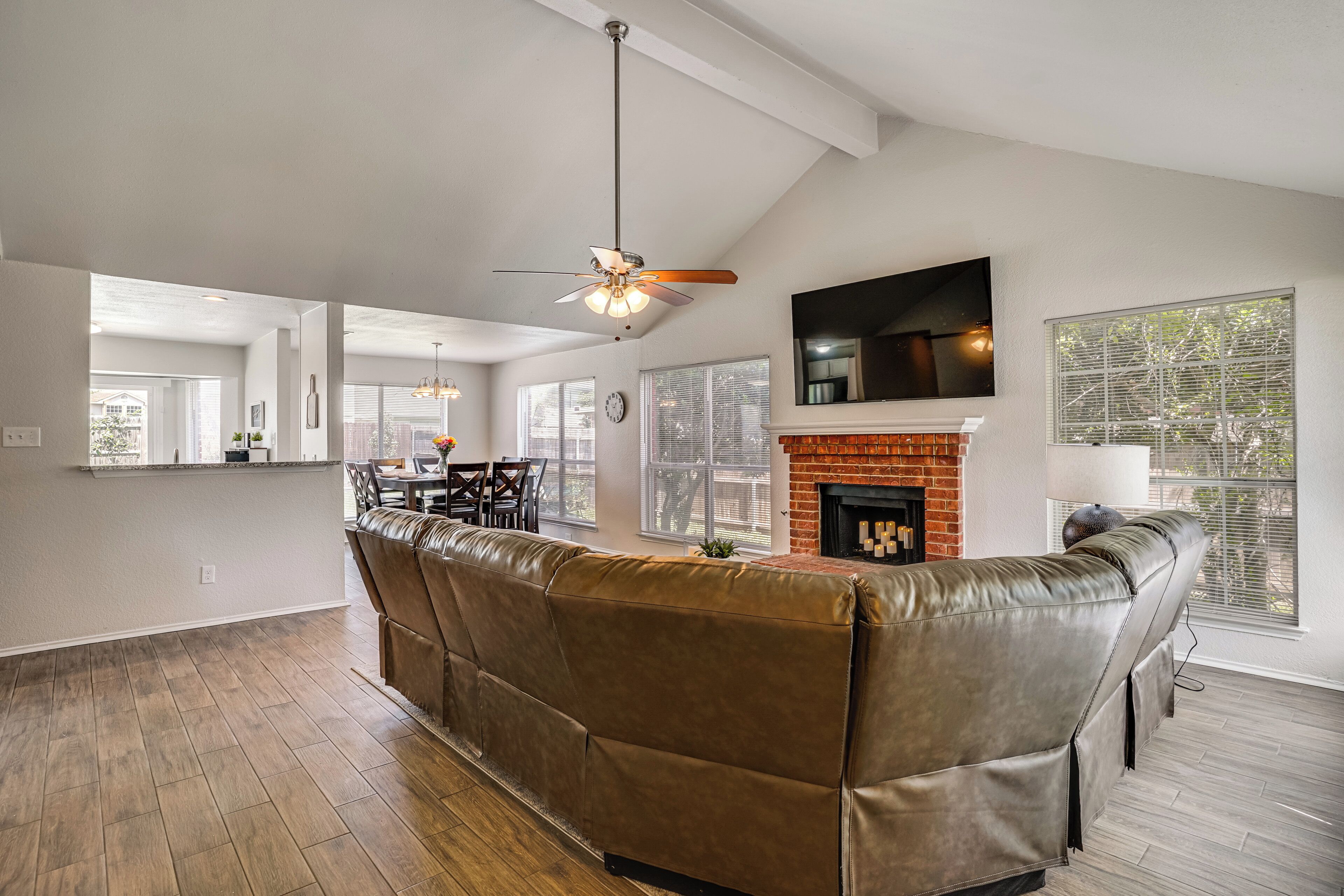 6 Mi To Epic Waters! Spacious Family Getaway - Grand Prairie, TX