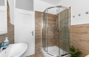 Shower, hair dryer - Lovely home in Svetvincenat (Svetvincenat)