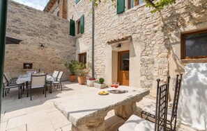 Outdoor dining - Lovely home in Svetvincenat (Svetvincenat)