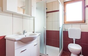 Shower, hair dryer - Awesome home in Barban (Barban)