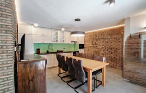 Coffee/tea maker, fridge, microwave, oven - Amazing home in Lanisce (Lanisce)