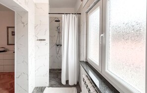 Shower, hair dryer - Amazing home in Brest pod Uckom (Brest pod Uckom)