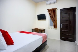 Room - Cozy Double Escape W/ Free WiFi and Parking (Medan)