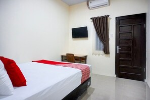 Room - Cozy Double Escape W/ Free WiFi and Parking (Medan)