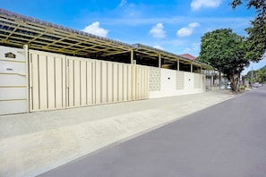Holiday Home Exterior [summer] - Cozy Double Escape W/ Free WiFi and Parking (Medan)