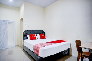 Room - Cozy Double Escape W/ Free WiFi and Parking (Medan)