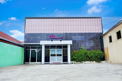 Cozy Double Escape in Indonesia W/ Parking Access