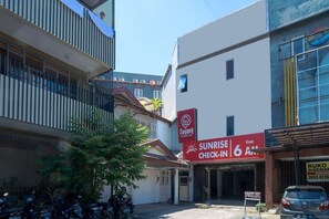 Holiday Home Exterior [summer] - Cozy Double Escape W/ Free WiFi and Parking (Makassar)
