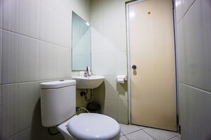 Bathroom - Luxury Deluxe DBL Escape W/ Free WiFi and Parking (Manado)
