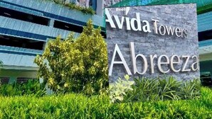 Un grattacielo con un cartello che riporta la scritta 'Vida Towers Abreeza'.