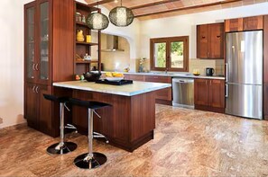 Wasserkocher mit Kaffee-/Teezubehör, Kühlschrank, Mikrowelle, Ofen