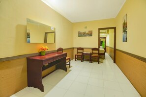 Bedroom - Cozy Double Escape W/ Free WiFi and Parking (Makassar)