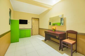 Bedroom - Cozy Double Escape W/ Free WiFi and Parking (Makassar)