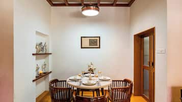 Deluxe Villa | Dining