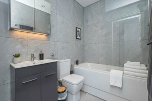 Hair dryer, towels - London Flat with Private Entrance (London)