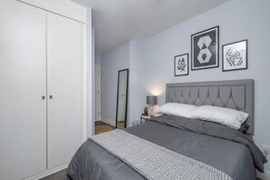 2 bedrooms, iron/ironing board, Internet, bed sheets - London Flat with Private Entrance (London)