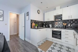 Fridge, microwave, oven, stovetop - London Flat with Private Entrance (London)