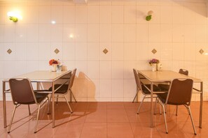 Holiday Home Facilities and Services - Luxury Deluxe DBL Retreat W/ Free WiFi and Parking (Makassar)
