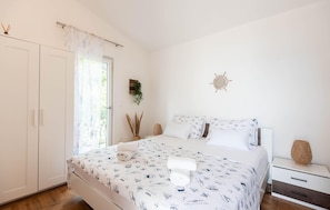 4 bedrooms, free WiFi - Awesome home in Marusici (Marusici)