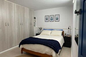 1 bedroom, iron/ironing board, Internet, bed sheets - Paros Suite with Balcony & Parking (Paros)