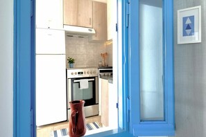 Fridge, oven, stovetop, toaster - Paros Suite with Balcony & Parking (Paros)