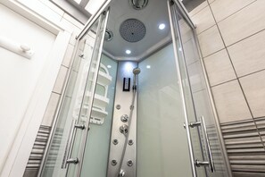 Dusche, Haartrockner, Bidet, Handtücher
