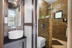 Deluxe Villa | Bathroom - Alaya Stays Glass River 4 BHK Villa (Aluva)