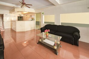 Holiday Home Facilities and Services - Luxury Twin Stay with Free WiFi and Parking (Makassar)