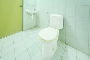 Bathroom - Luxury Twin Stay with Free WiFi and Parking (Makassar)